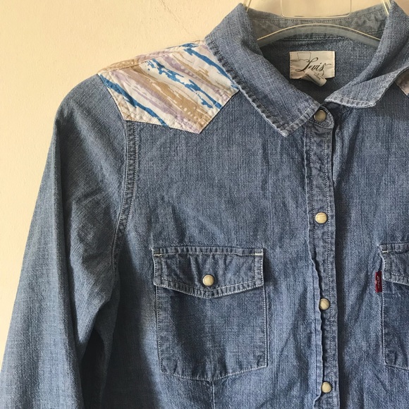 Levi's Tops - Levi’s Chambray Top Long Sleeve M